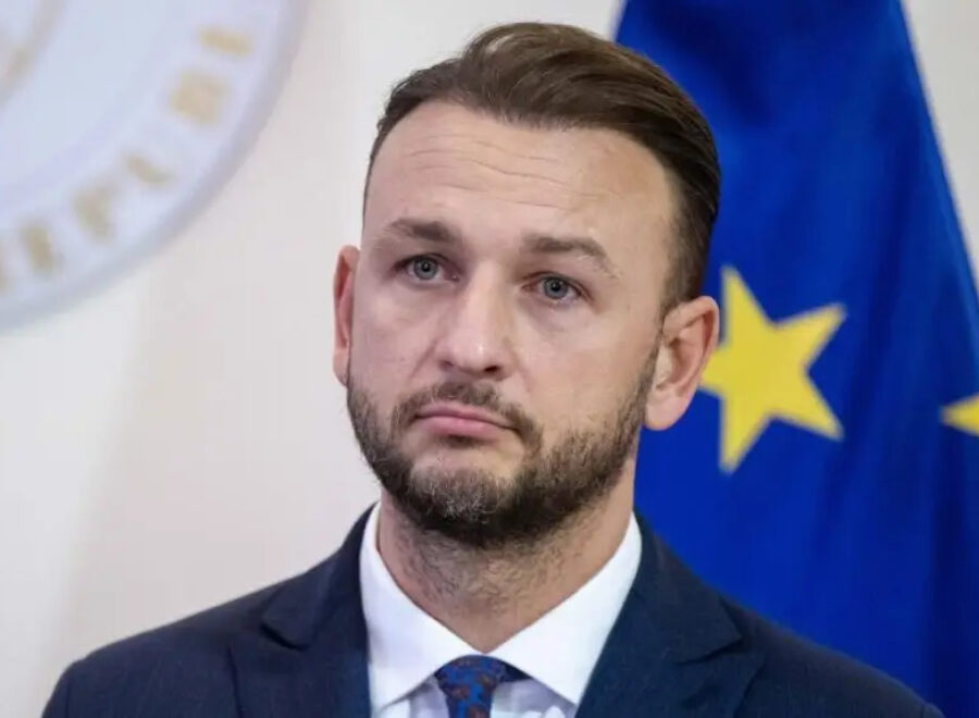 Sutaj estok scaled e1764593816521 1017x573