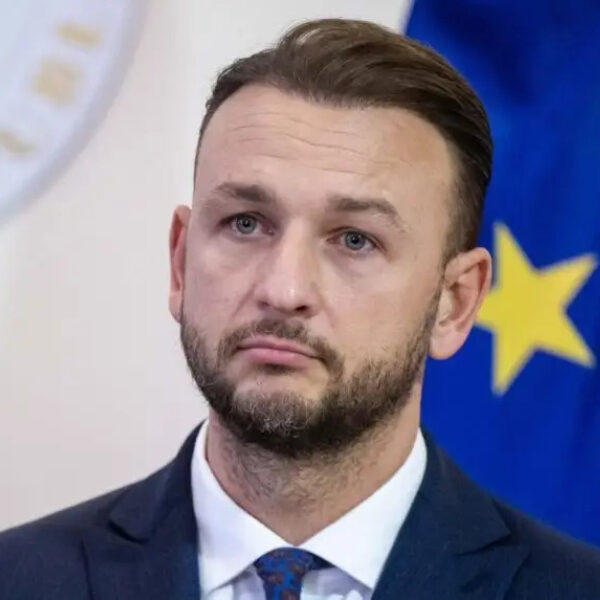 Sutaj estok scaled e1764593816521 1017x573