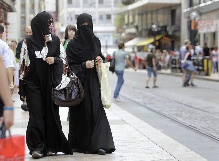 Burka wearers in switzerland to be fined up to chf1 000 v0 9 IKVQGI0 Yc du ZR6 XPW Rez RZN Vh Kg Kwt0ymzud HV c