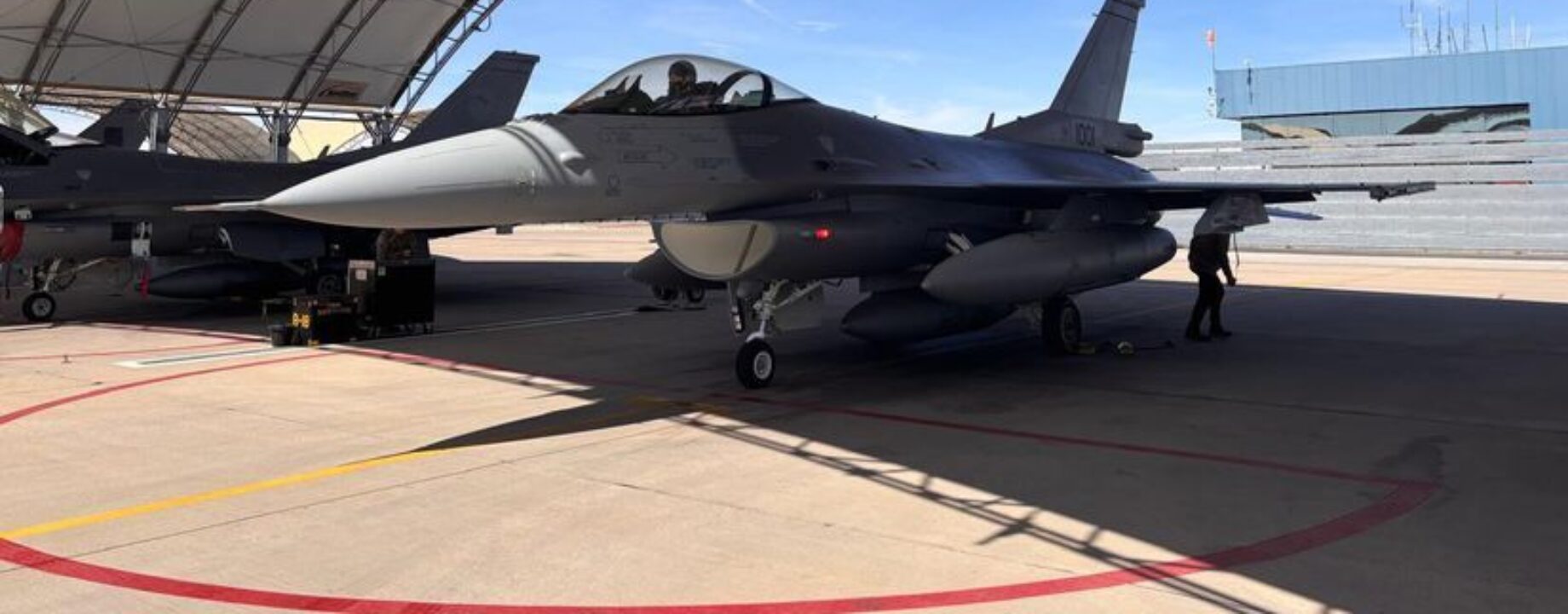 F16