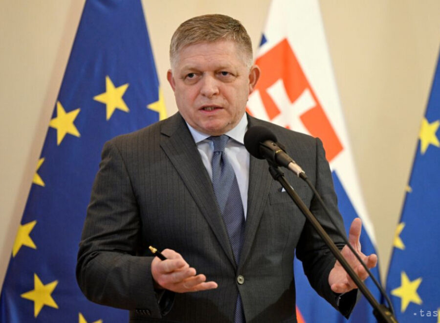 Fico a mikrofon előtt