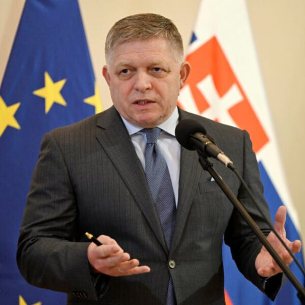 Fico a mikrofon előtt