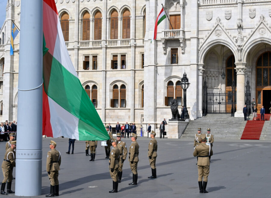 Magyar zaszlo orszaghaz