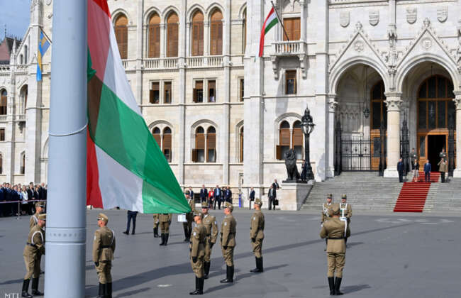 Magyar zaszlo orszaghaz