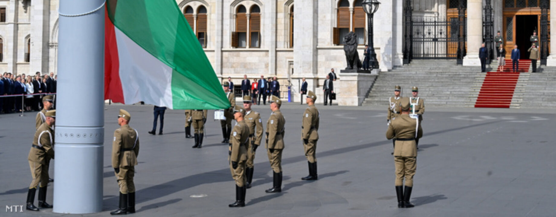 Magyar zaszlo orszaghaz