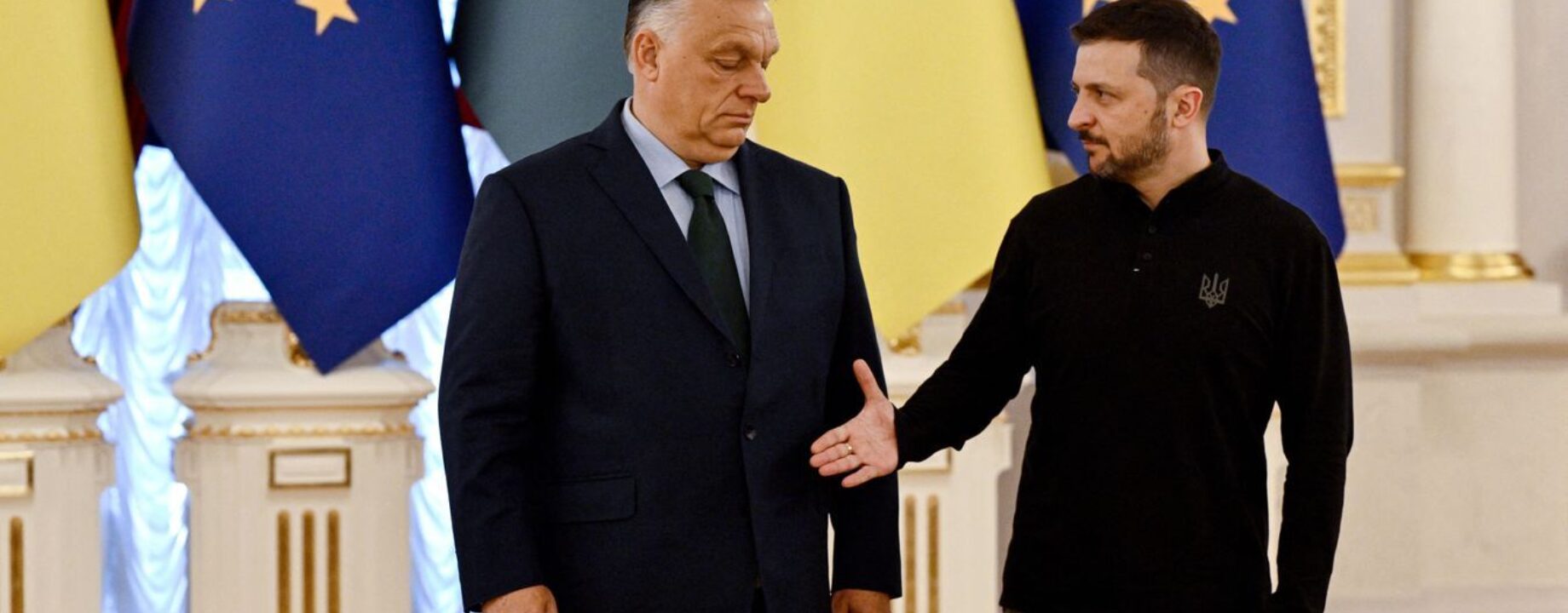 Orbán és zelenszkij kézfogás