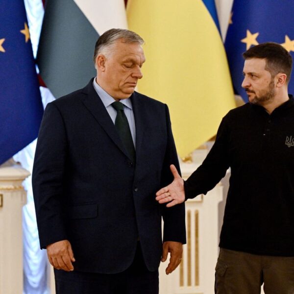 Orbán és zelenszkij kézfogás