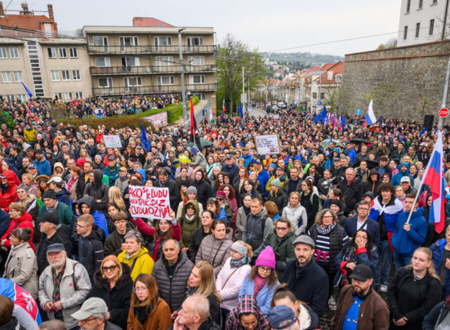Protest nrsr bratislava clanok W