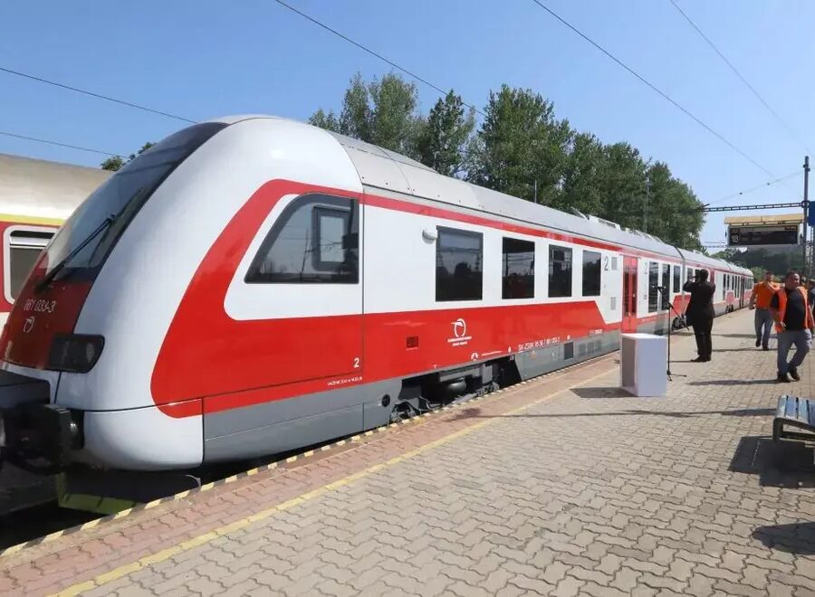 Vlak zeleznice SR ZSR scaled e1737114243531