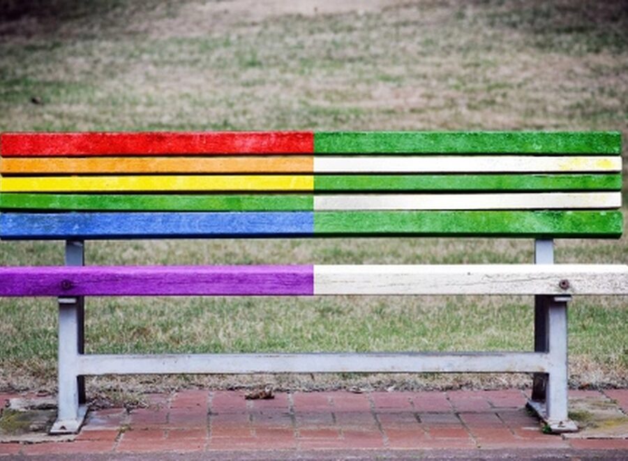 Egy ferencvarosi pad nehez napjai kinek lesz jobb attol hogy neha szivarvanyosra neha zold feherre f