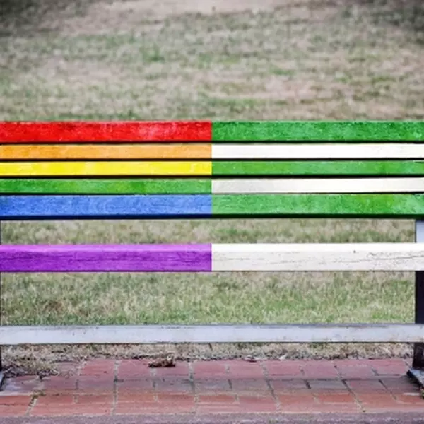 Egy ferencvarosi pad nehez napjai kinek lesz jobb attol hogy neha szivarvanyosra neha zold feherre f