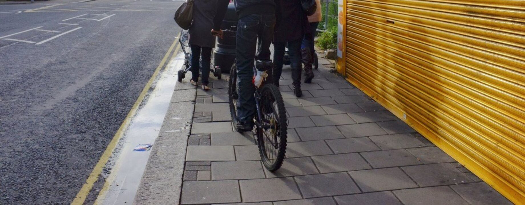 Cyclist Pavement profimedia 0178891238
