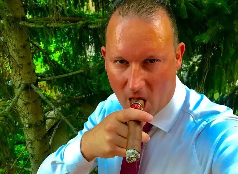 Nagy alekosz ingben es nyakkendoben szivarozik